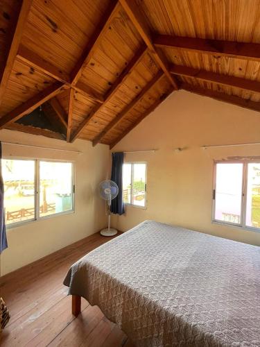 En eller flere senge i et værelse på Casa La Gloria A 3 cuadras del mar