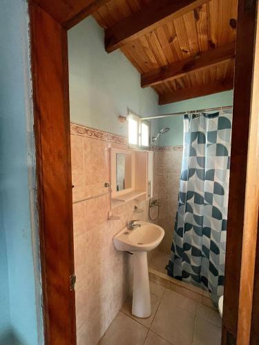 Et badeværelse på Casa La Gloria A 3 cuadras del mar