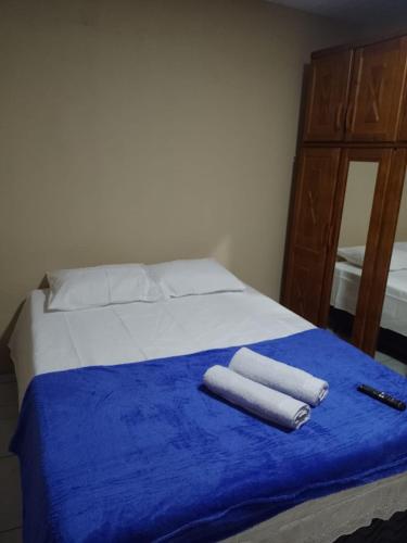 Serra dos MatõesにあるCasa para temporada - Dona Nidiaのベッド1台(タオル2枚付)