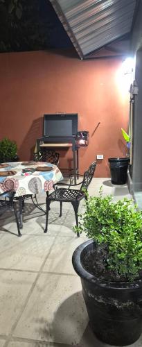 En terrasse eller udendørsområde på Modern apartment in Azul, comfort and style with patio