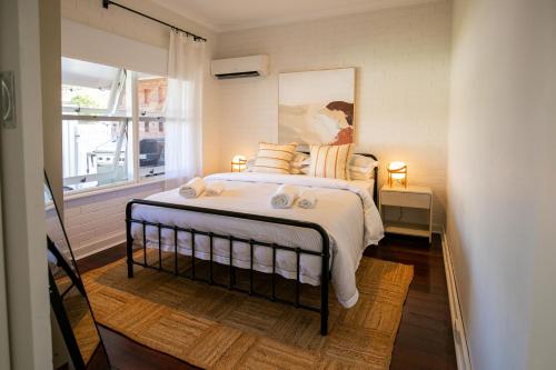 Giường trong phòng chung tại Charming oasis steps from the beach