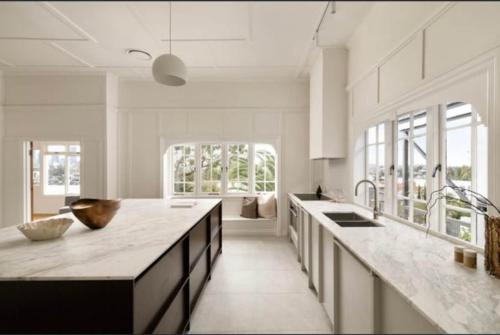 En eller flere senge i et værelse på Hilltop Hideaway Brisbane