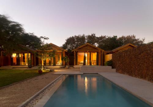 una casa con piscina delante de una casa en Aerys Village, en Somone