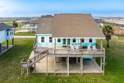 una vista aerea di una casa con un ampio ponte di Lotz A View Home a Bolivar Beach