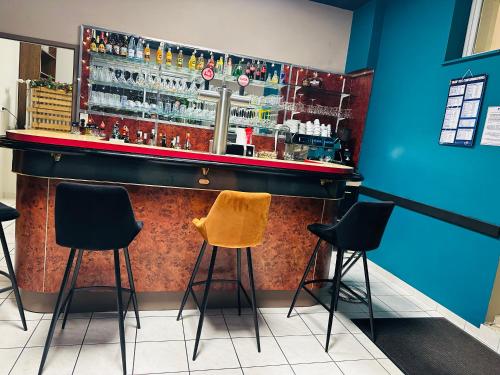 Hôtel privatisé & spa - séjour all inclusive -Adults only في Rupt-sur-Moselle: بار بثلاثة كراسي أمامه