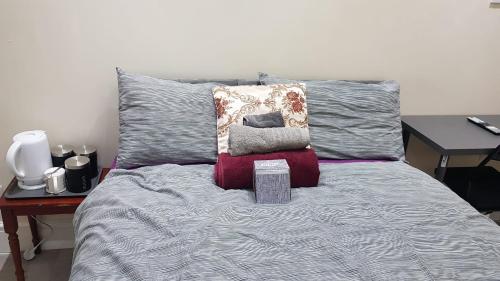 Postel nebo postele na pokoji v ubytování Modern 4-Bed Home Near Hospital & Station