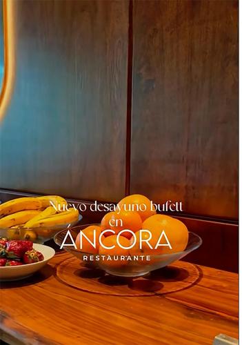 due banane e una ciotola di frutta su un tavolo di Quartier Retiro Vista al Rio Piso 10 a Buenos Aires