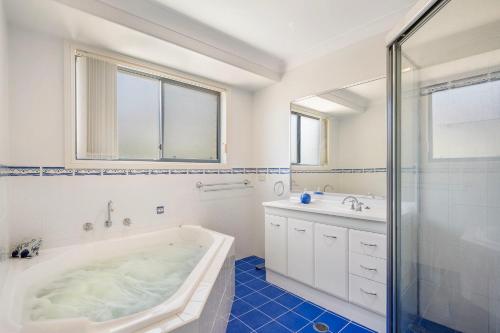 Et badeværelse på Lake Cathie Oasis - 32 Bounty Avenue