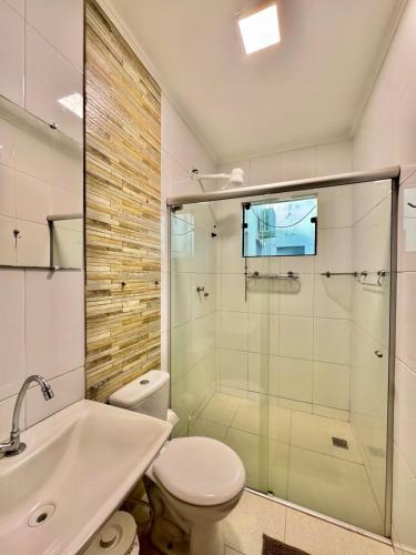 ein Badezimmer mit Dusche, Toilette und Waschbecken in der Unterkunft Sobrado no centro da Cidade in Palmas