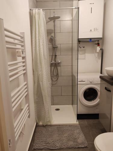 Ένα μπάνιο στο Cosy appartement calme et tout équipé idéal seul ou en couple