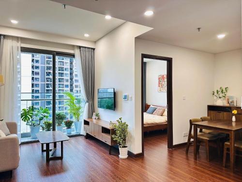 een woonkamer met een bank en een tafel bij Sunny Residence Masteri Waterfront, Hà Nội in Gia Lâm Pho