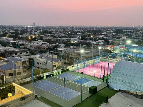 uma quadra de tênis no topo de uma cidade à noite em Gold Crest Prime Heights Executive Apartments-DHA Lahore em Lahore