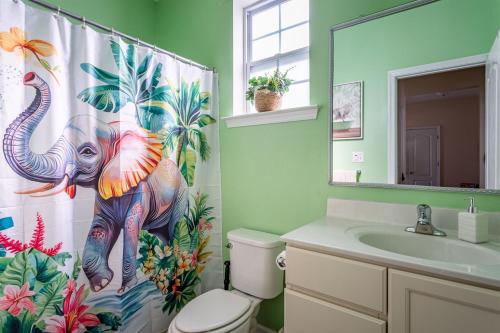 Un baño con una cortina de ducha con un elefante. en Azure Elephant Haven - 2 King Suites in Bayberry South, en Middletown
