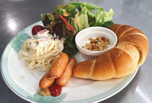 un piatto di cibo con carote e insalata di 箱根エレガンス a Hakone