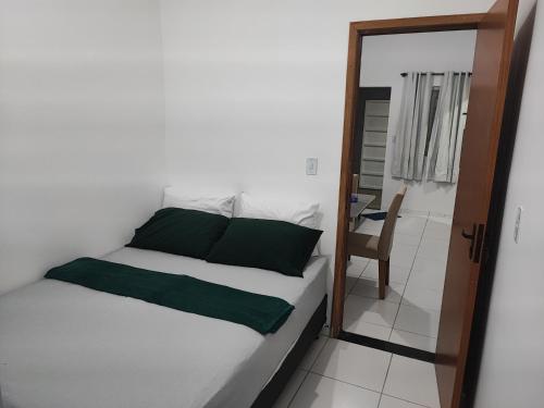 En eller flere senge i et værelse på Apartamento Garagem Compacta 09