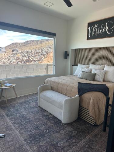 ein Schlafzimmer mit einem großen Bett und einem großen Fenster in der Unterkunft 2BR Red Rock Retreat | Near Zion + Sand Hollow in Hurricane