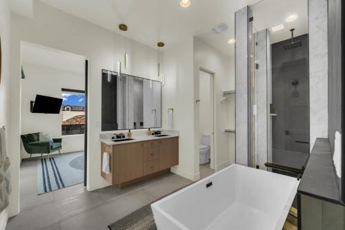 ein weißes Badezimmer mit Waschbecken und Dusche in der Unterkunft 2BR Red Rock Retreat | Near Zion + Sand Hollow in Hurricane
