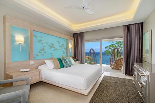 En eller flere senge i et værelse på Exquisite Buttonwood Reef 6BDR Villa Ocho Rios