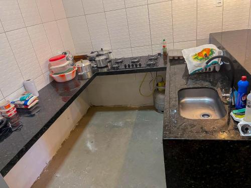 una cucina sporca con un lavandino in mezzo di Casa Léia a Luis Correia