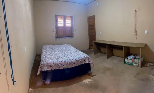 una stanza con un letto e un tavolo di Casa Léia a Luis Correia