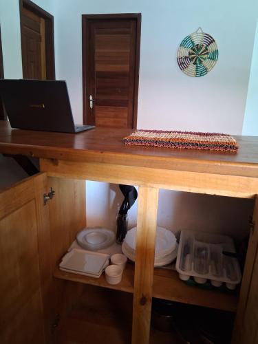 een laptop bovenop een houten tafel bij Casa Beleza Atins in Atins