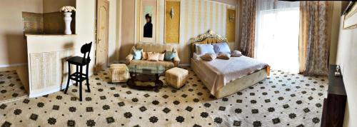 Diamond Hotel في كيشيناو: غرفة نوم بها سرير وكرسي وطاولة