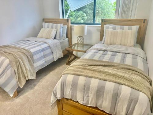 Una cama o camas en una habitación de La Dolce Vita ocean front apartment