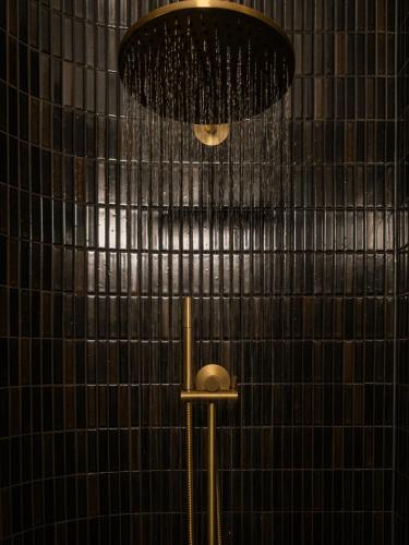 a shower with water dripping from a wall at Claremont Oak Estate in Launceston