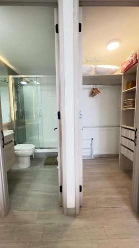 un bagno con doccia, WC e lavandino di Departamento Concon Costa de Montemar a Concón