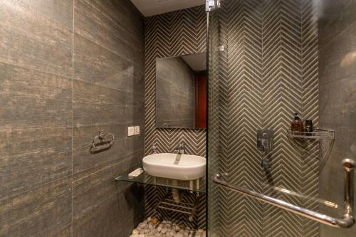 um banheiro com pia e espelho em Gold Crest Prime Heights Executive Apartments-DHA Lahore em Lahore