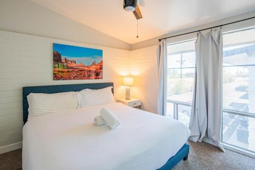 a bedroom with a large white bed and a window at Spacious 2 Bedroom, 2 Bath, Pool, Free Parking, Gym in Scottsdale