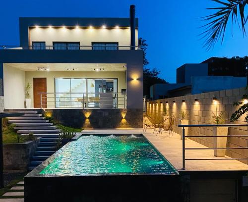 Swimmingpoolen hos eller tæt på Casa lujosa en Tanti