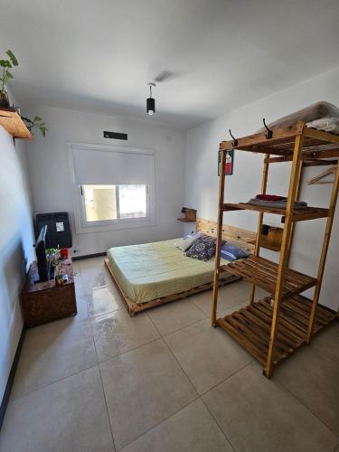 a bedroom with a bunk bed with a ladder at Amplio Departamento Monoambiente in San Luis