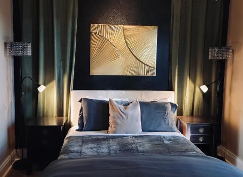 um quarto com uma cama grande com travesseiros azuis em The Starling Room at Stag and Sparrow em Salem