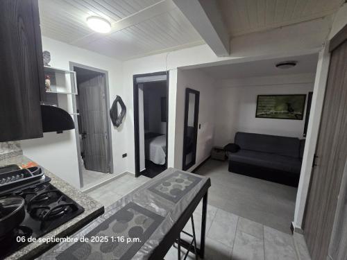 een keuken en een woonkamer met een fornuis en een bank bij Pipe's House in Salento