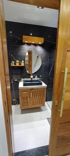 een badkamer met een wastafel en een spiegel bij Natureza in Porto Seguro