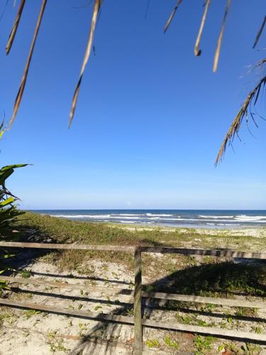 una scala per la spiaggia con l'oceano sullo sfondo di Chalé pé na areia e vista Mar a Ilhéus