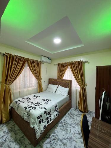 Postel nebo postele na pokoji v ubytování Cee&Tee SM ABK 1BEDROOM -247Electricity - Solar Inverter AC in bedroom