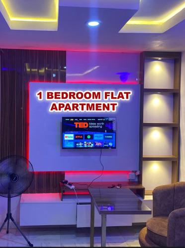 TV a/nebo společenská místnost v ubytování Cee&Tee SM ABK 1BEDROOM -247Electricity - Solar Inverter AC in bedroom