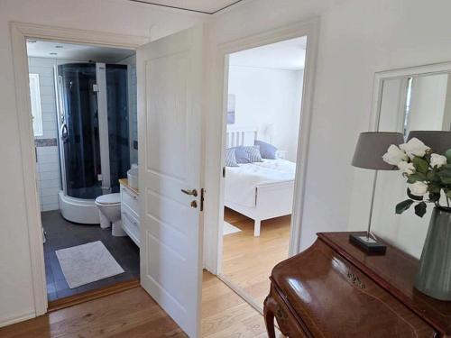 Ванная комната в 5 star holiday home in VAXHOLM