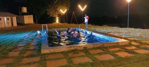 Swimmingpoolen hos eller tæt på Midnight pavana camp camping