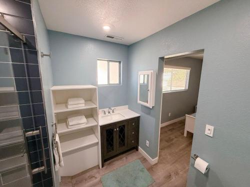 Et badeværelse på Charming Lake Tahoe Getaway