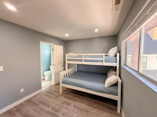 En eller flere senge i et værelse på Charming Lake Tahoe Getaway