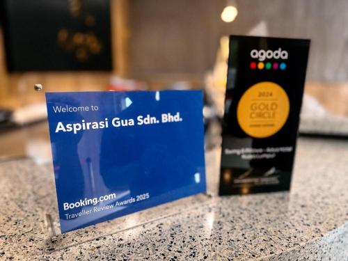 Una botella de líquido satinado de pegamento Argust junto a una caja en Kingston Hotel 17 - Dataran Pahlawan, Malacca, en Malacca