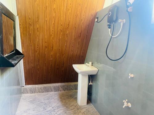 um banheiro com pia e chuveiro em The Banana Cottage em Udawalawe