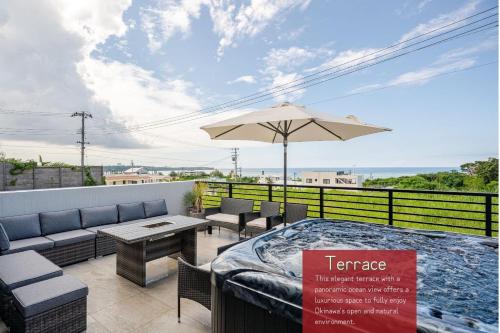 MetaにあるWinter Sale - Luxury Villa Maeda - All Inclusiveの傘とテーブルと椅子のあるパティオ