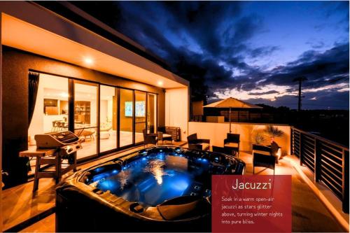 MetaにあるWinter Sale - Luxury Villa Maeda - All Inclusiveの家のバルコニーにあるジャグジー浴槽