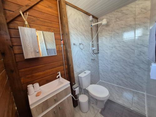 Et badeværelse på Sobradinho de madeira