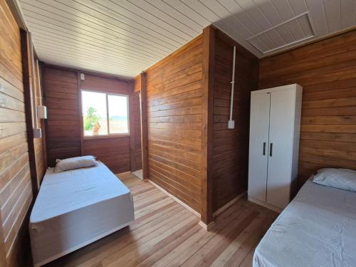 En eller flere senge i et værelse på Sobradinho de madeira