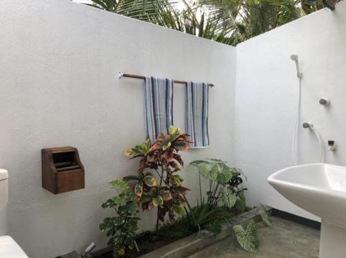 bagno con lavandino e termoarredo di Solara Arugam Bay ad Arugam